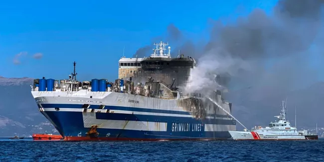 Incendie sur un ferry au large de la Grèce : douze personnes portées disparues.