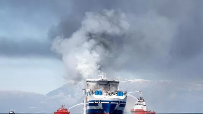 Le bateau de la compagnie italienne Grimaldi s'était embrasé vendredi à l'aube. GUGLIELMO MANGIAPANE / REUTERS


