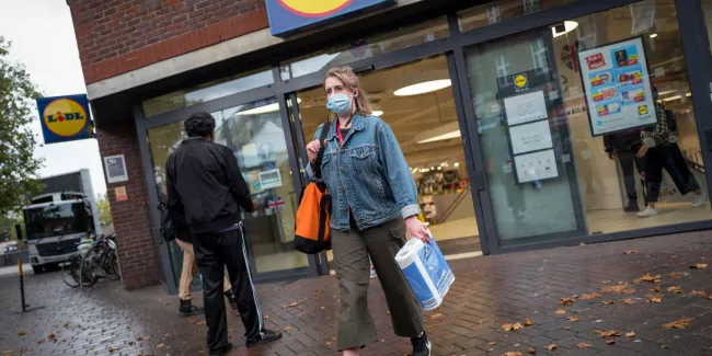 En Grèce, Lidl retire sa plainte pour vol à l’encontre d’une retraitée pauvre, après un appel au boycott de ses supermarchés.