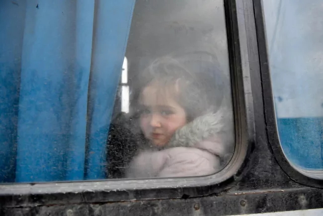 Au départ de Marioupol, un car de réfugiés a emprunté un couloir humanitaire jusqu'au village de Bezymennoe, dans la région de Donetsk. Photo Alexey Kudenko/Sputnik via AFP


