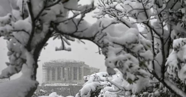 Quelles sont les conditions pour voyager en Grèce cet hiver ? On vous dit tout. (Le Parthénon sous la neige, en février 2021.) ARIS MESSINIS / AFP


