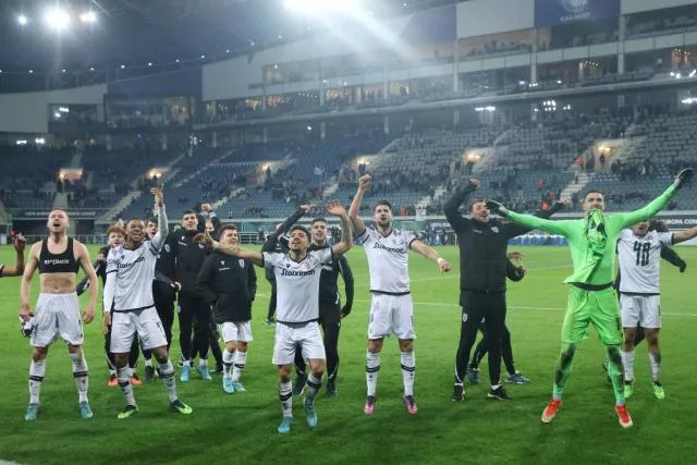 Les joueurs du PAOK célébrant leur qualification face à la Gantoise. (Yves Herman/Reuters)


