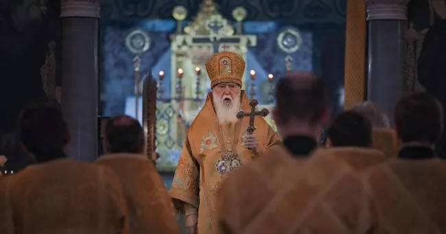 Un prêtre dans la cathédrale Saint Volodymyr de Kiev, le 6 mars 2022. — © Vadim Ghirda/ AP Photo/Keystone


