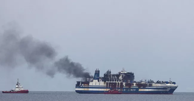 Le violent incendie, qui s'était déclaré à l'aube du 18 février avec près de 300 personnes à bord de l'Euroferry Olympia, n'avait été éteint qu'une semaine plus tard. ANGELOS TZORTZINIS / AFP


