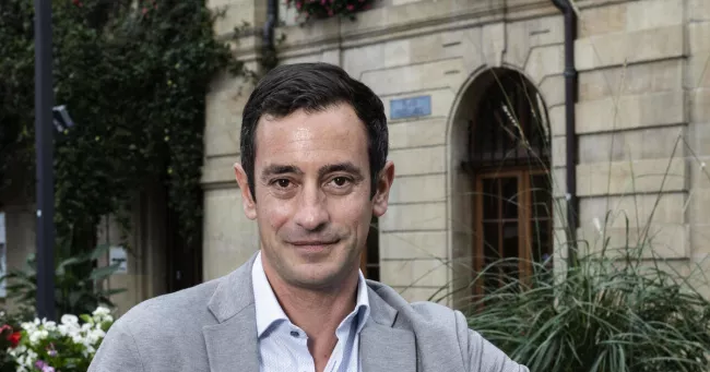 Vassilis Venizelos, photographié en octobre 2010, dans sa ville d'Yverdon-les-Bains. — © Thierry Porchet pour Le Temps


