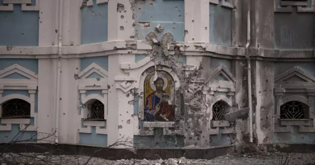 Eglise endomagée après un assaut des troupes russes. Kharkiv, 27 mars 2022. — © Felipe Dana / keystone-sda.ch


