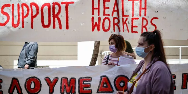 Dix ans après la crise des dettes, les Grecs ont du mal à tourner la page.