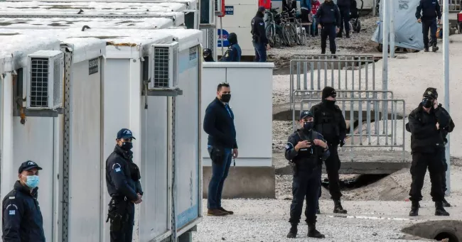 Des forces de sécurité sur l'île de Lesbos, le 5 décembre dernier.


