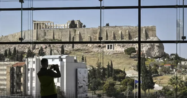 En illustration, le Parthénon vu depuis le musée de l'Acropole, institution consacrée aux sculptures du temple. LOUISA GOULIAMAKI / AFP


