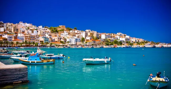 Plus grande des îles grecques, la Crète séduit par ses sites historiques, ses plages de sable doré et ses sublimes gorges où faire de la randonnée. anilah


