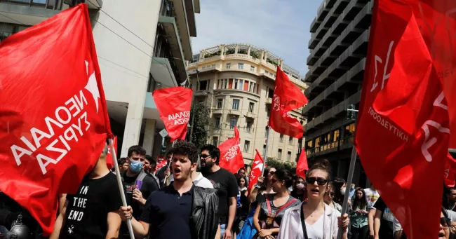 9.000 manifestants ont manifesté à Athènes en réclamant davantage de mesures de défense du pouvoir d'achat. COSTAS BALTAS / REUTERS


