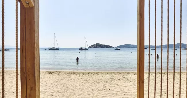 Le port du masque et la présentation du certificat de vaccination dans les commerces ne seront plus requis à l'ouverture de la saison touristique. (La Isla Beach , Skiathos, Sporades.) LAURENT FABRE / Le Figaro Magazine


