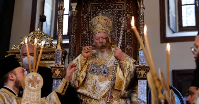 Bartholomée Ier, le patriarche de Constantinople, célèbre l'office de Pâques, le 24 avril, dans l'église Saint-Georges, à Istanbul. PHOTO / MURAD SEZER / REUTERS



