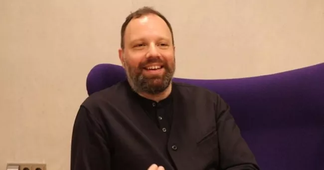 Yorgos Lanthimos consacre le cinéma muet et la musique à Athènes.