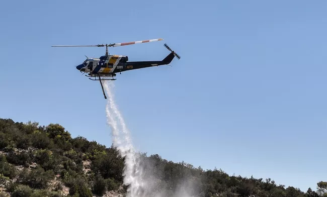 Grèce: Un hélicoptère s’écrase en mer en luttant contre un feu de forêt.