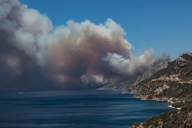 Incendies: Un feu de forêt à Lesbos oblige à évacuer touristes et habitants.