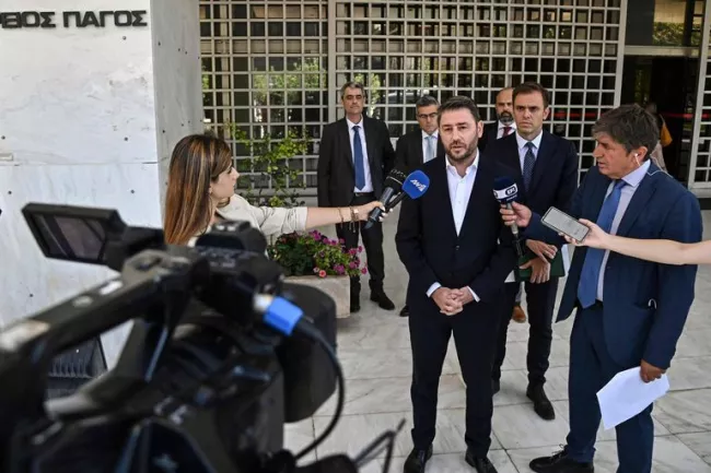 Scandale d'espionnage en Grèce: le directeur des services de renseignement démissionne, le gouvernement sur la sellette.