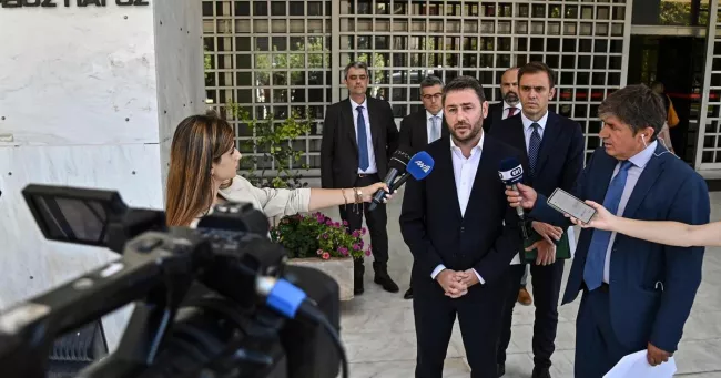 Le chef du parti d’opposition grec placé sur écoute.