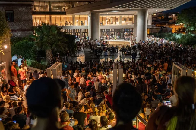 En Grèce, la fréquentation touristique bat des records mais pose des questions.