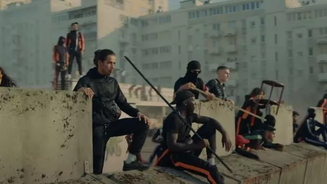 Athena, de Romain Gavras, se dévoile dans une bande-annonce explosive.