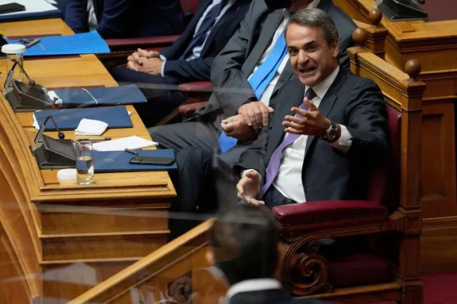 En Grèce, l’affaire des écoutes fait trembler le gouvernement.