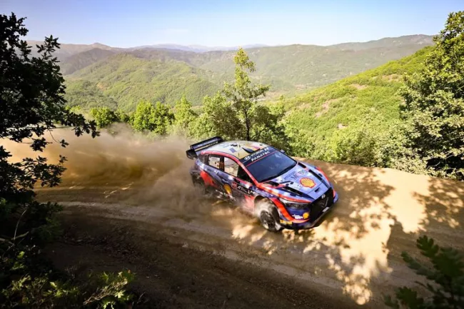 WRC Grèce: Dieu de l'Acropole, Thierry Neuville s'impose et emmène un historique triplé Hyundai.