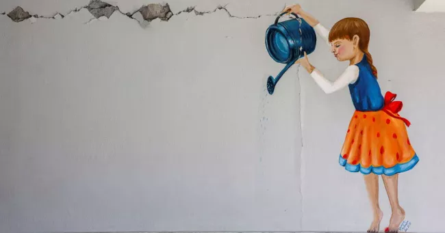 Un mur endommagé à la suite d'un tremblement de terre, dans une école primaire de la ville d'Arkalochori, sur l'île de Crète (Grèce), le 27 septembre 2021. Photo Stefanos Rapanis/REUTERS


