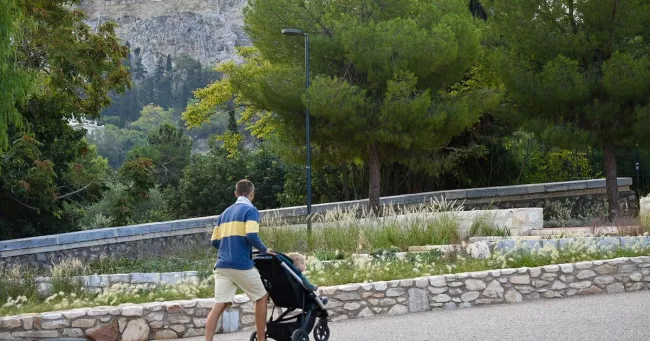 À l'ombre de l'Acropole, cette place historique d'Athènes change de visage.