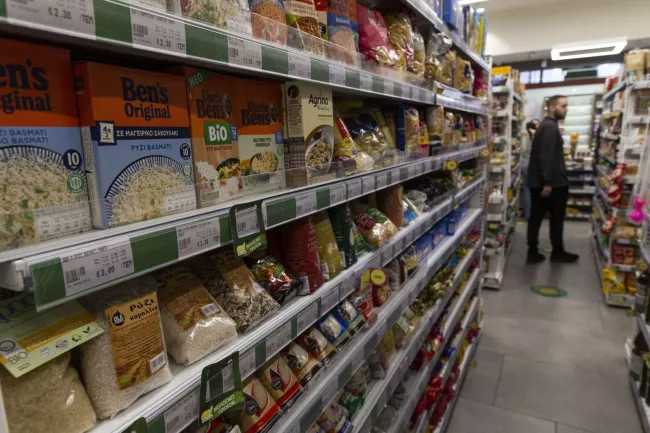 En Grèce, les supermarchés obligés d’adopter des tarifs privilégiés sur des produits de base.