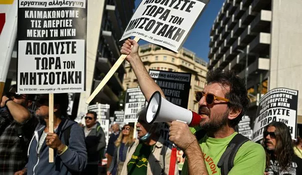 Des manifestants crient "Virez Mitsotakis", le premier ministre, lors d'une manifestation contre l'inflation à Athènes, le 9 novembre.


