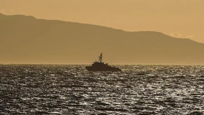 Un navire des garde-côtes grecs navigue, après le naufrage d'un bateau transportant des migrants, au large de l'île de Lesbos, en Grèce, le 6 octobre 2022.


