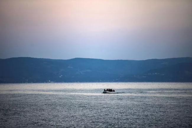 Sur l’île grecque de Lesbos, deux réfugiés afghans accusés d’être des passeurs libérés, sur fond de criminalisation des migrants.