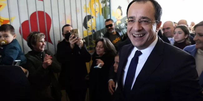 A Chypre, Nikos Christodoulides vainqueur de l’élection présidentielle.