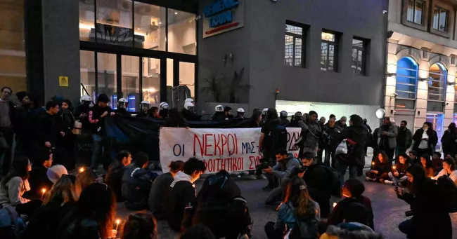 Veillée d'étudiants devant le siège d'Hellenic Train à Athènes, le 1er mars 2023. — © LOUISA GOULIAMAKI / AFP


