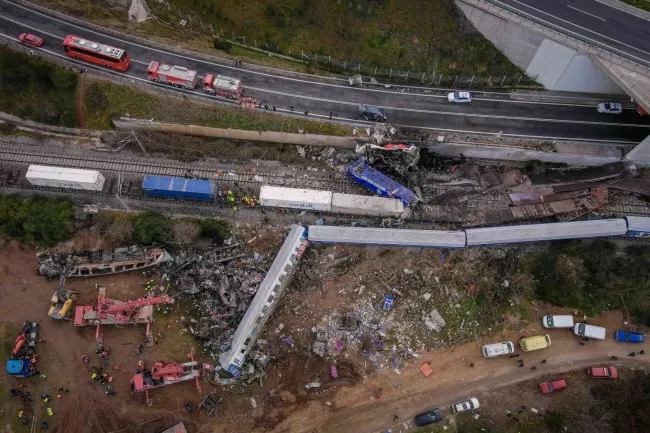 En Grèce, après un accident de trains meurtrier, la vétusté du réseau ferroviaire pointée du doigt.
