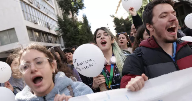 Des manifestants tiennent des ballons et des banderoles de protestation, après un accident dans lequel deux trains sont entrés en collision près de la ville grecque de Larissa, à Athènes, en Grèce, le 3 mars 2023. Sur le ballon, on peut lire «57 billets de — © LOUIZA VRADI / REUTERS



