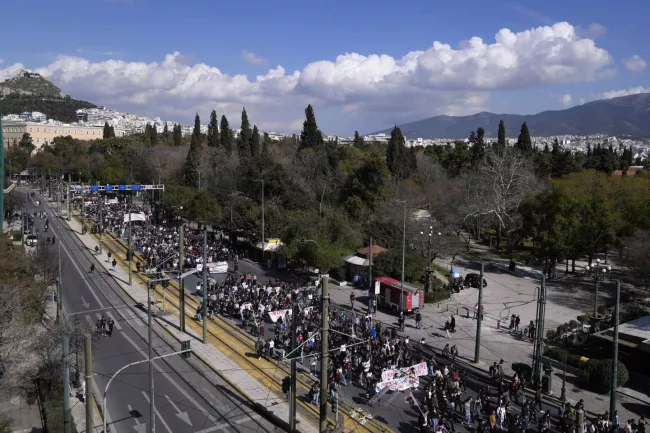 En Grèce, après l’accident ferroviaire meurtrier, des heurts entre manifestants et policiers à Athènes.