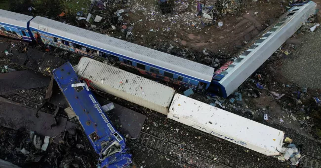 Sur les lieux de la collision entre les deux trains, près de Larissa, le 3 mars 2023.


