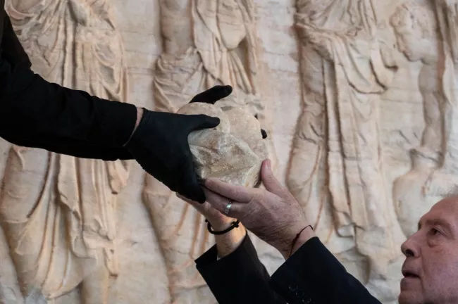 Antiquité: Le Vatican rend à la Grèce des fragments du Parthénon.