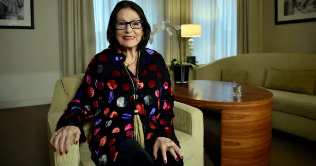 Pour aider Brigitte Macron, Nana Mouskouri vend ses robes aux enchères.