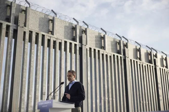Le Premier ministre grec Kyriakos Mitsotakis prononce un discours devant le mur construit près de la ville frontalière de Feres, le long de la rivière Evros qui sépare la Grèce et la Turquie, le 31 mars dernier.


