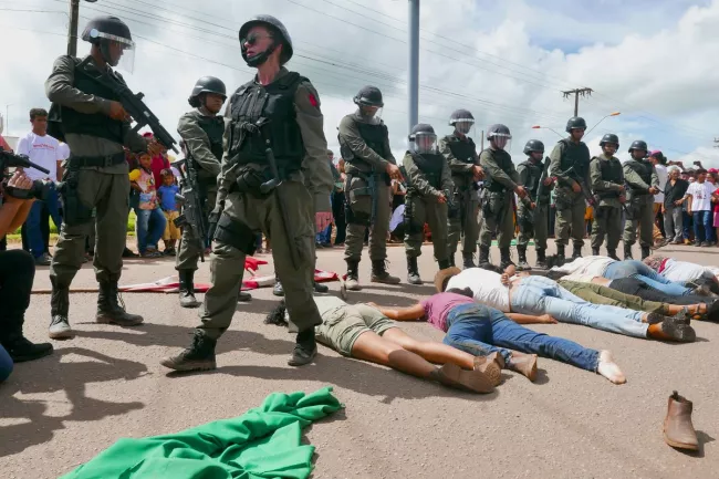 Milo Rau restitue la force d’Antigone, en pleine Amazonie.