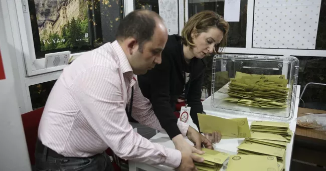 Les Grecs scrutent les élections de leur voisin turc.