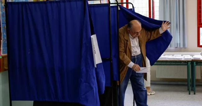 Grèce : cinq personnes arrêtées pour tentative de fraude massive aux élections législatives.