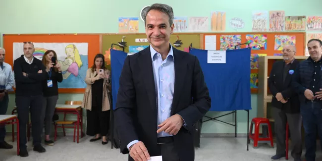 Le parti du Premier ministre grec Kyriakos Mitsotakis est arrivé en tête des élections législatives selon un premier sondage à la sortie des urnes. © ANGELOS TZORTZINIS / AFP


