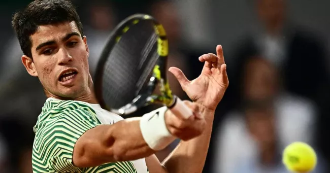 Roland-Garros 2023 : Alcaraz surclasse Tsitsipas et rejoint Djokovic en demi-finale.