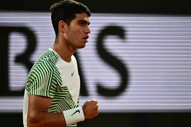 Alcaraz express à Roland-Garros : l’Espagnol donne une leçon à Tsitsipas en trois sets et file en demi-finale.