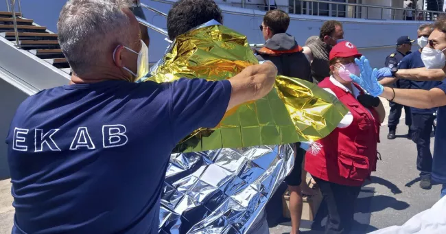 Naufrage de migrants en Grèce : neuf personnes soupçonnées d’être des passeurs ont été arrêtées.
