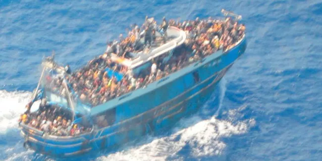 Cent quatre personnes présentes à bord de l'embarcation ont été secourues et transférées au port de Kalamata, dans le sud de la Grèce. © GREEK COAST GUARD/HANDOUT / ANADOLU AGENCY / Anadolu Agency via AFP


