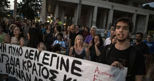 Manifestation, le 15 juin 2023, à Kalamata pour appeler à un assouplissement des politiques migratoires de l'Union européenne. PHOTO EIRINI VOURLOUMIS/THE NEW YORK TIMES


